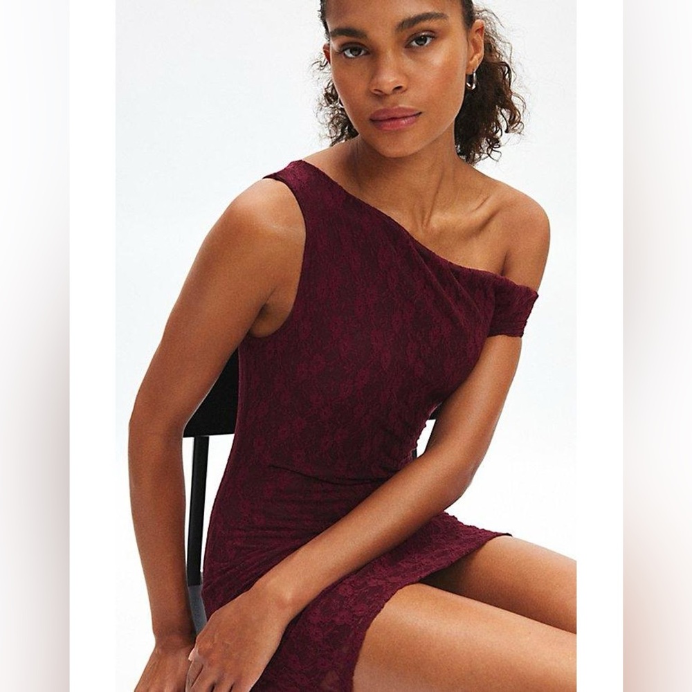 UO Up All Night Asymmetric Off-The-Shoulder Lace Mini Dress - Picture 2 of 4